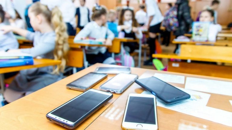63146531-mobiteli-u-skoli