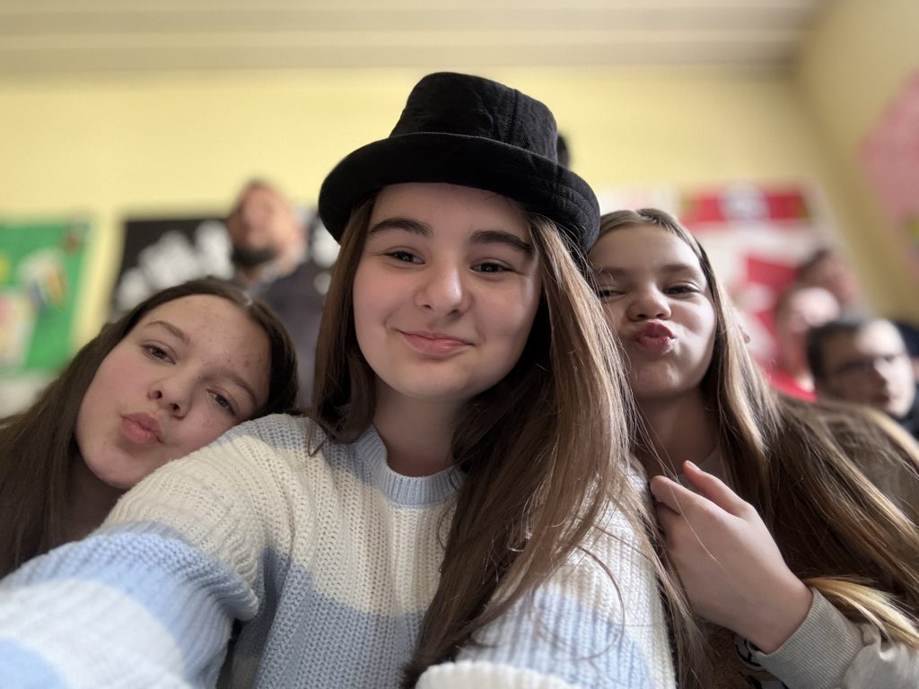 BAJRAMSKA CAROLIJA NA VODOVODU  Ucenici OS Mehmedalija Mak Dizdar srcem i pjesmom najavili najdrazi praznik