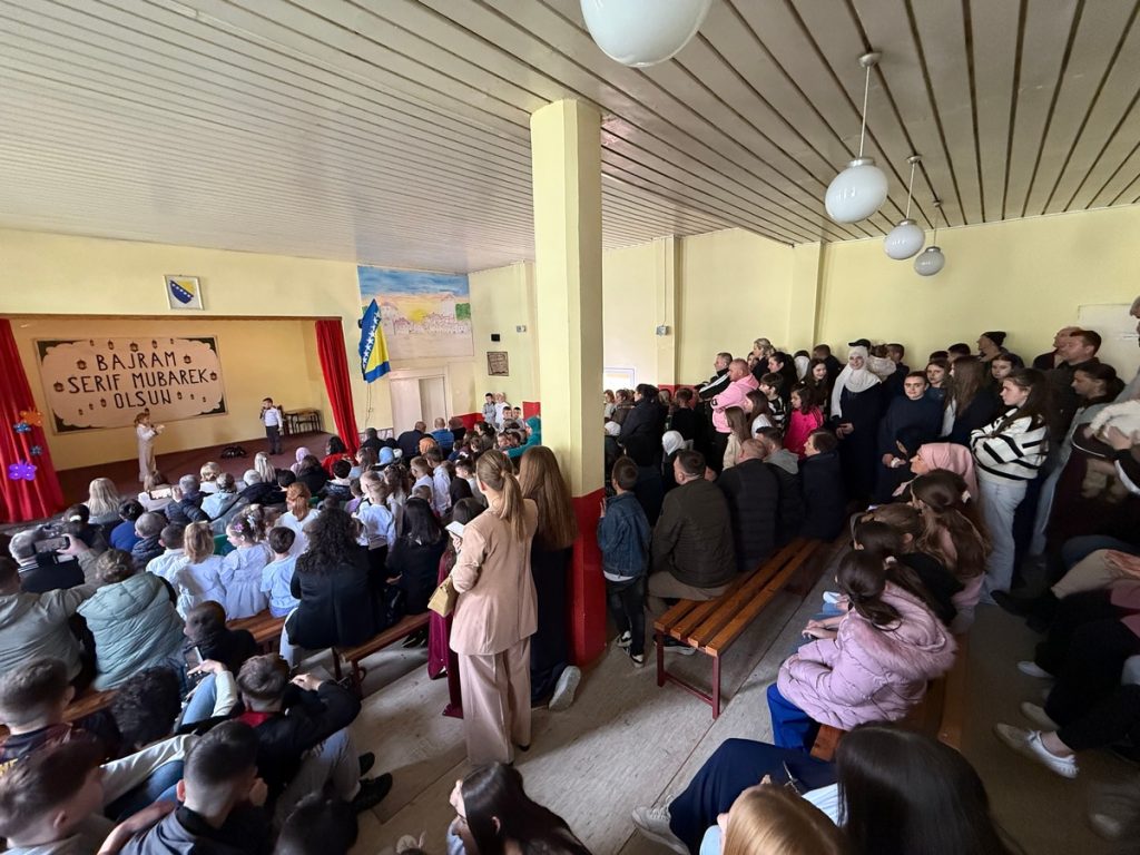 BAJRAMSKA CAROLIJA NA VODOVODU  Ucenici OS Mehmedalija Mak Dizdar srcem i pjesmom najavili najdrazi praznik