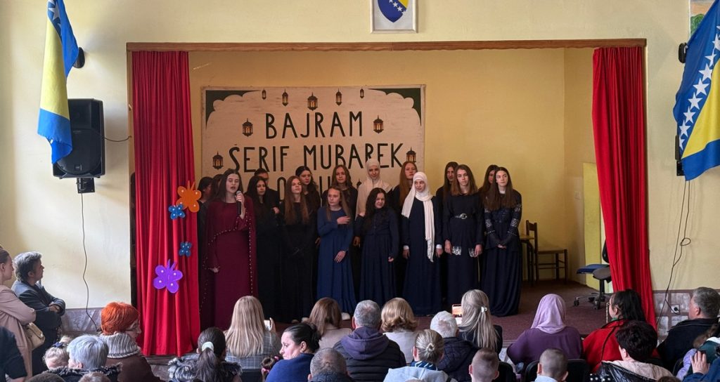 BAJRAMSKA CAROLIJA NA VODOVODU  Ucenici OS Mehmedalija Mak Dizdar srcem i pjesmom najavili najdrazi praznik