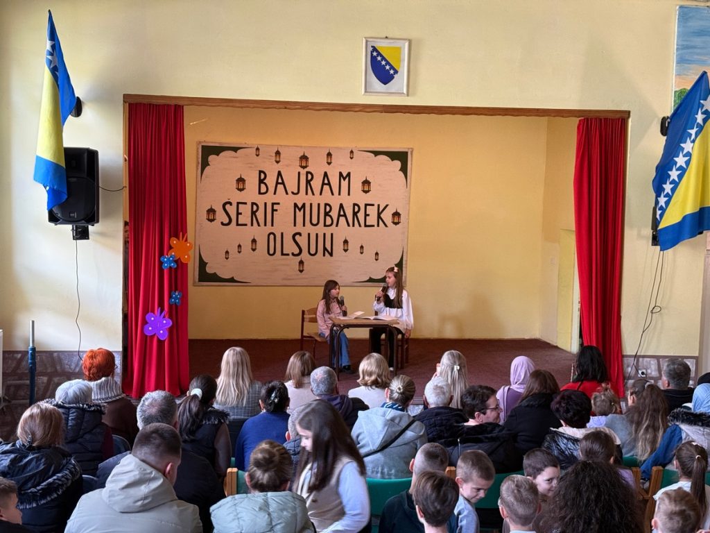 BAJRAMSKA CAROLIJA NA VODOVODU  Ucenici OS Mehmedalija Mak Dizdar srcem i pjesmom najavili najdrazi praznik