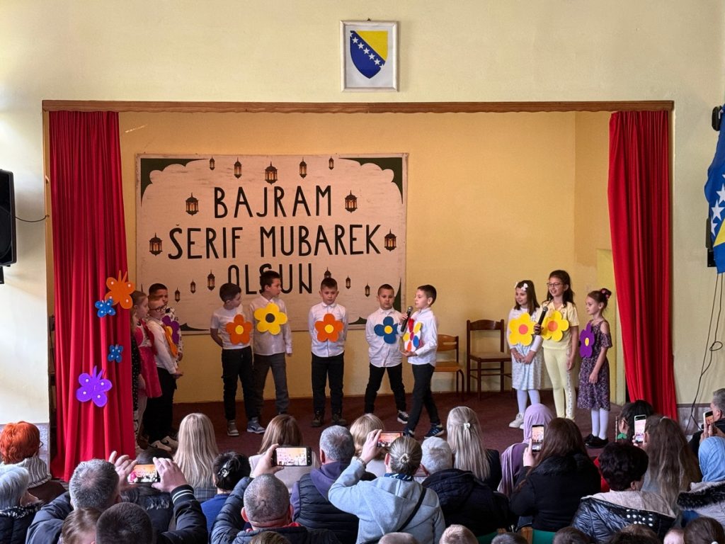 BAJRAMSKA CAROLIJA NA VODOVODU  Ucenici OS Mehmedalija Mak Dizdar srcem i pjesmom najavili najdrazi praznik