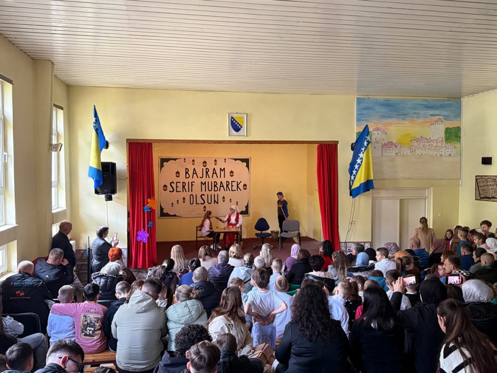 BAJRAMSKA CAROLIJA NA VODOVODU  Ucenici OS Mehmedalija Mak Dizdar srcem i pjesmom najavili najdrazi praznik