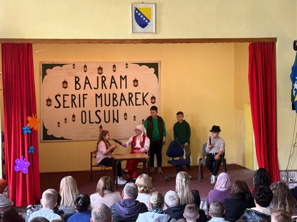 BAJRAMSKA CAROLIJA NA VODOVODU  Ucenici OS Mehmedalija Mak Dizdar srcem i pjesmom najavili najdrazi praznik