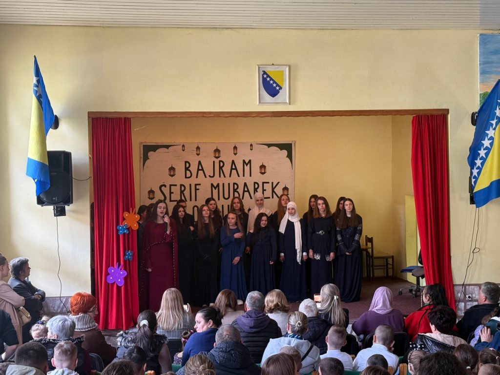 BAJRAMSKA CAROLIJA NA VODOVODU  Ucenici OS Mehmedalija Mak Dizdar srcem i pjesmom najavili najdrazi praznik
