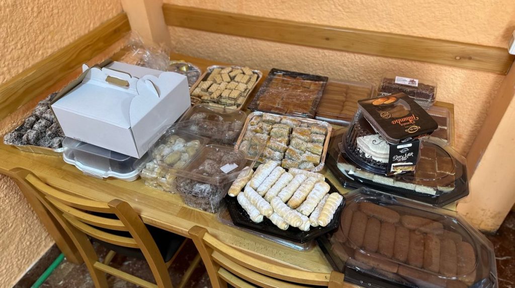 BAJRAMSKA TRPEZA PUNA LJUBAVI | Aktiv žena travničkog "Merhameta" pripremio kolače za sve korisnike kuhinje