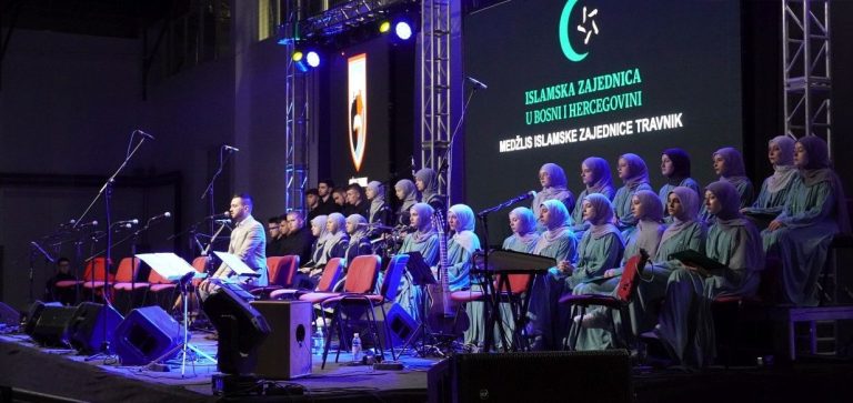 BAJRAMSKA VECER ZA PAMCENJE U TRAVNIKU  Dvorana ispunjena emocijama, duhovnoscu i glasovima koji su slavili zajednistvo