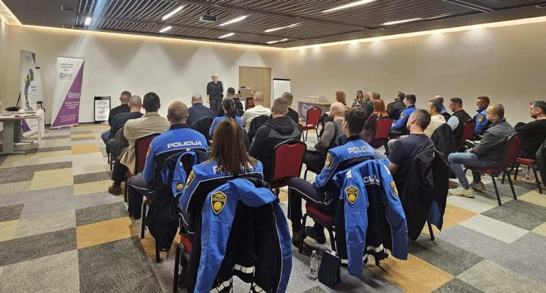 JACANJE ZASTITE ZRTAVA NASILJA Policajci MUP-a SBK na edukaciji u Vitezu U fokusu institut Osobe od povjerenja
