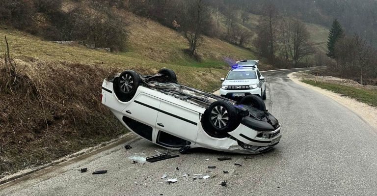 NEZGODA U MJESTU REPUT  Vozilo se prevrnulo na krov Klizav kolovoz umalo koban za vozača (2)