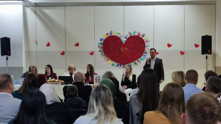 PROMOCIJA U NOVOM TRAVNIKU  Trazila se stolica vise Predstavljen prirucnik MASTAM, ZNAM, CINIM, RADIM 1