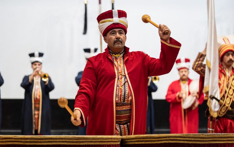 Mehteran Birlik Komutanlığı, mehter kültürünü aslına uygun yaşatıyor